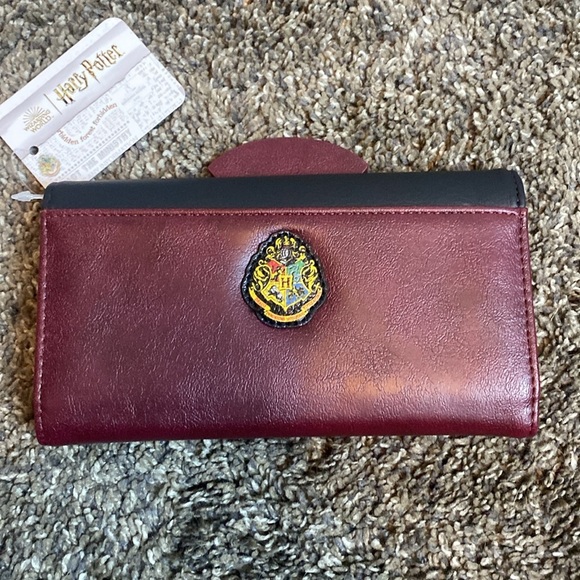 Harry Potter Hogwarts Express Wallet NWT Black Maroon Gold Train - Picture 2 of 6